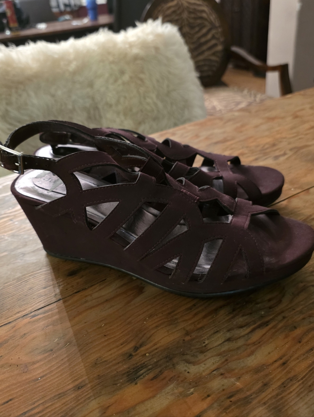 Jasmin Women’s Sculpted Strap Sandals in Deep Burgundy - Picture 3 of 3